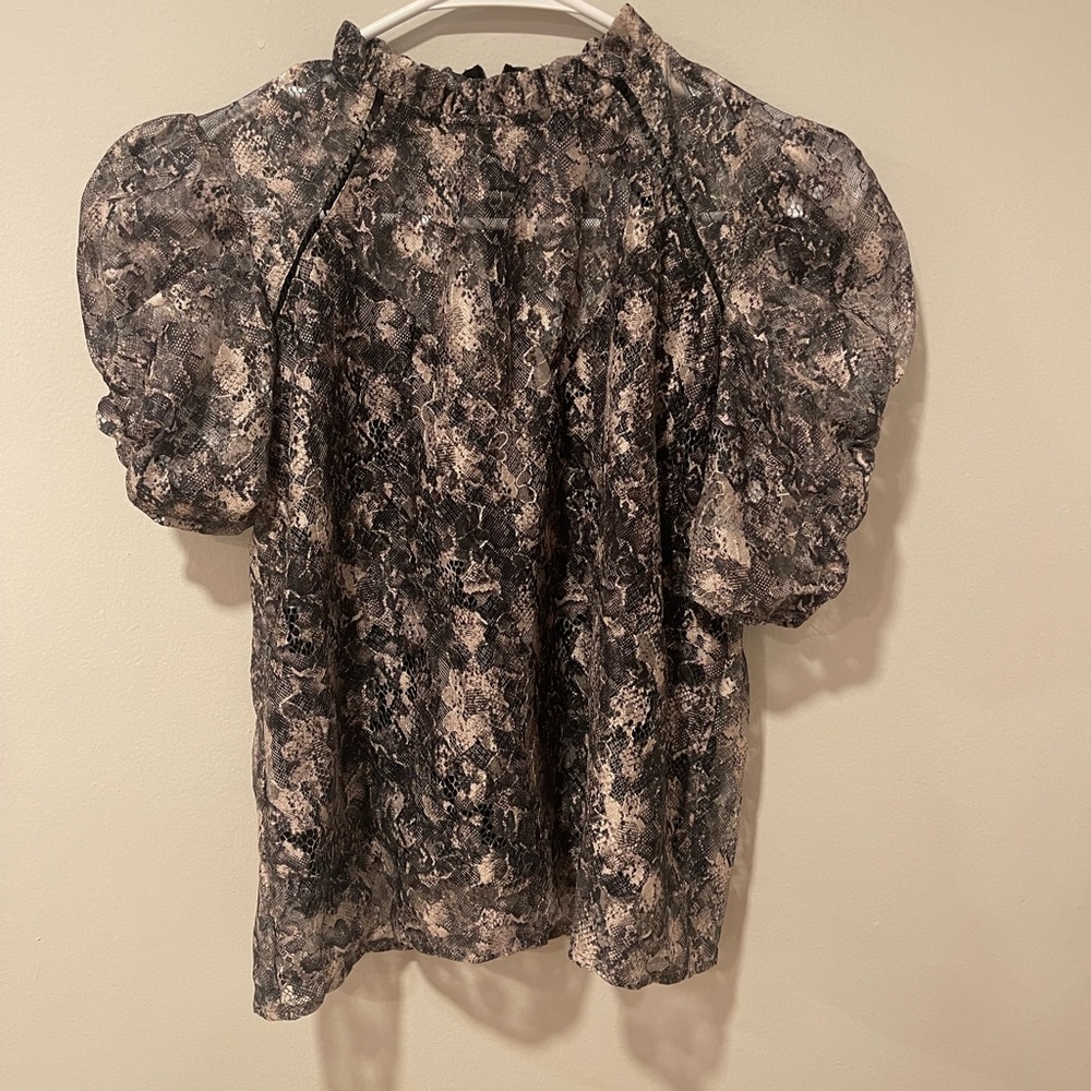 Generation love (bloomingdales brand) elegant top Xs can fit S!